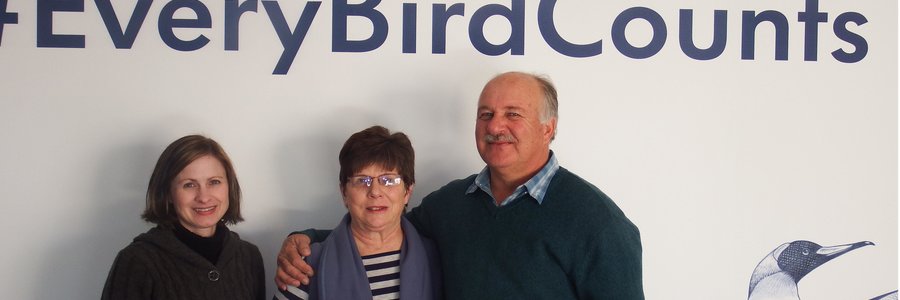 Vlnr is Brenda du Toit, Glenda Kitley en Wilfred Chivell tydens die oorhandiging van ‘n donasie aan die African Penguin and Seabird Sanctuary
